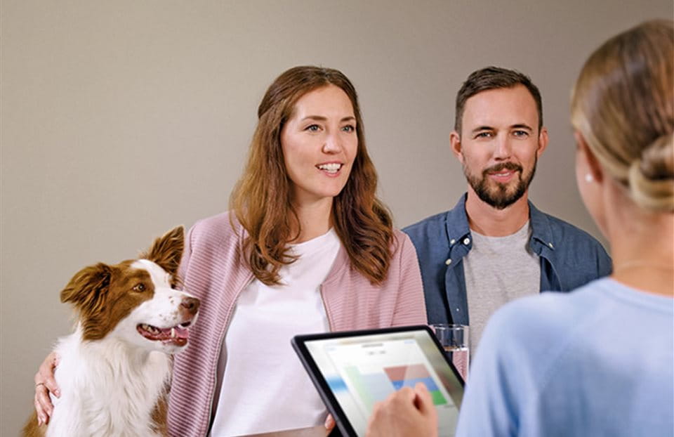 Donna e uomo con cane in consulenza pensionistica Donna e uomo con cane in consulenza pensionistica