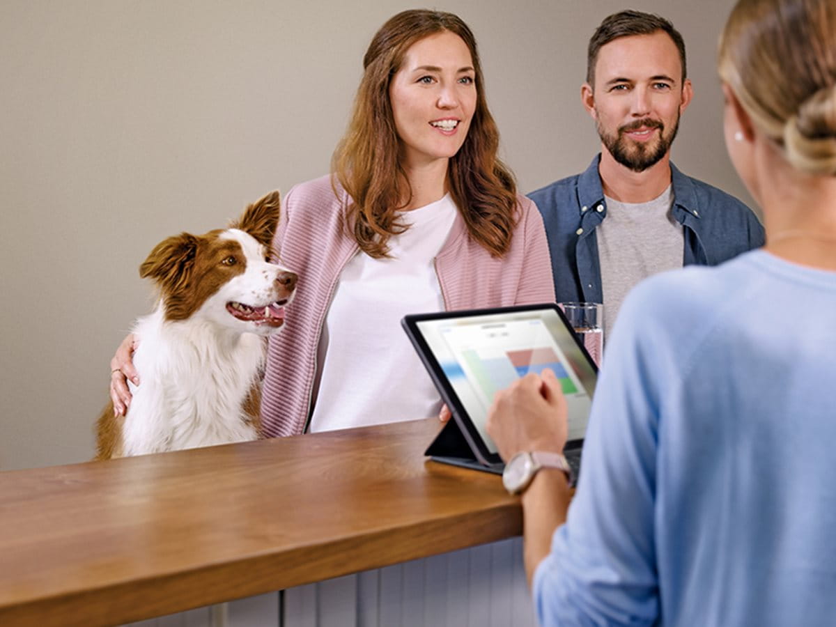 Frau und Mann mit Hund in Vorsorgeberatung