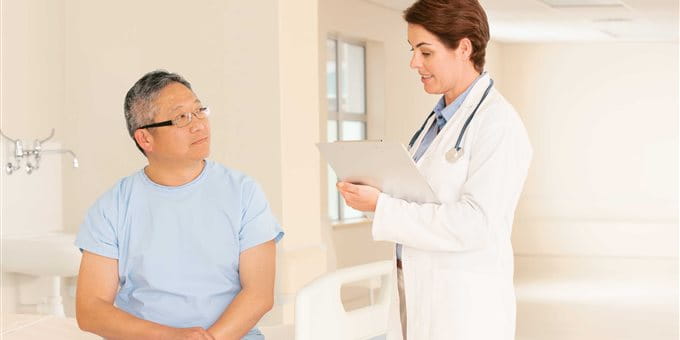 Un médecin examine un patient. Un médecin examine un patient.