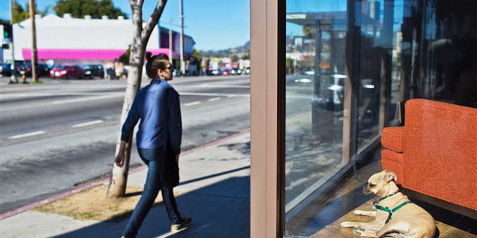 Eine Frau läuft vor einem Schaufenster vorbei. Eine Frau läuft vor einem Schaufenster vorbei.