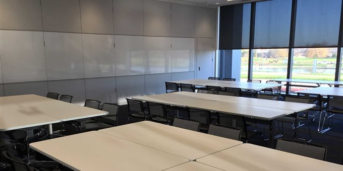 Bureau ouvert avec plusieurs tables et chaises vides. Bureau ouvert avec plusieurs tables et chaises vides.