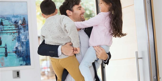 Père portant sa fille et son fils dans ses bras. Père portant sa fille et son fils dans ses bras.