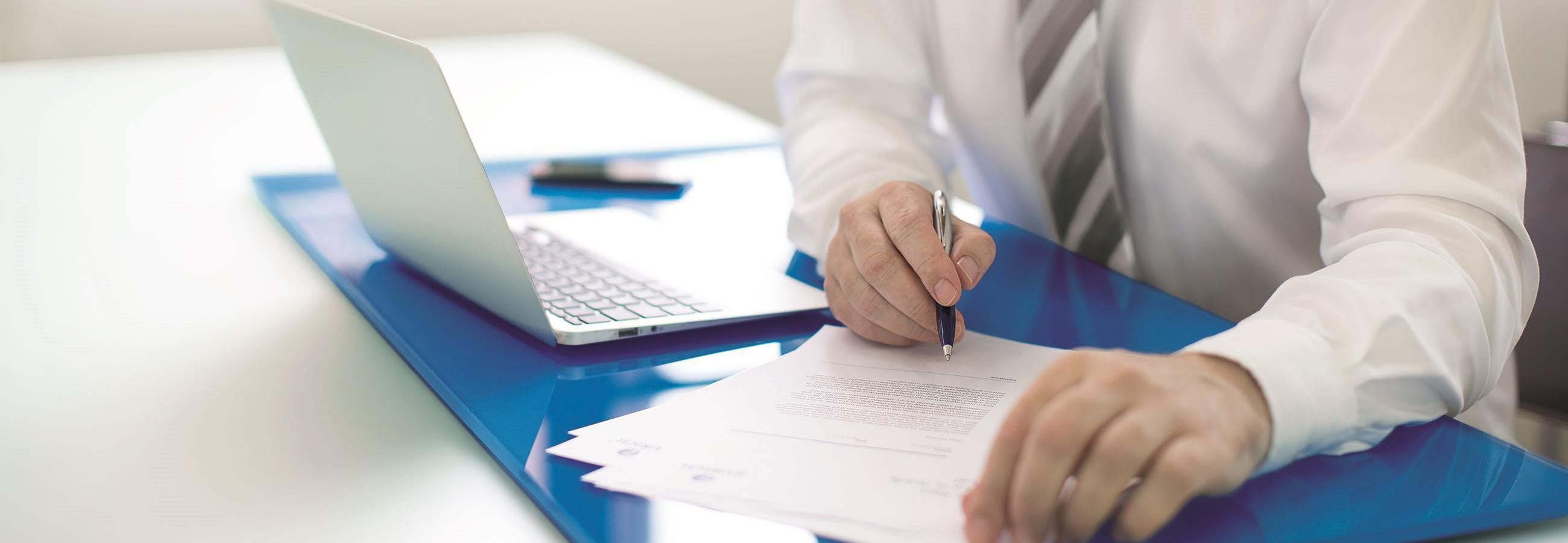 Arbeitsplatz mit Schreibunterlage.