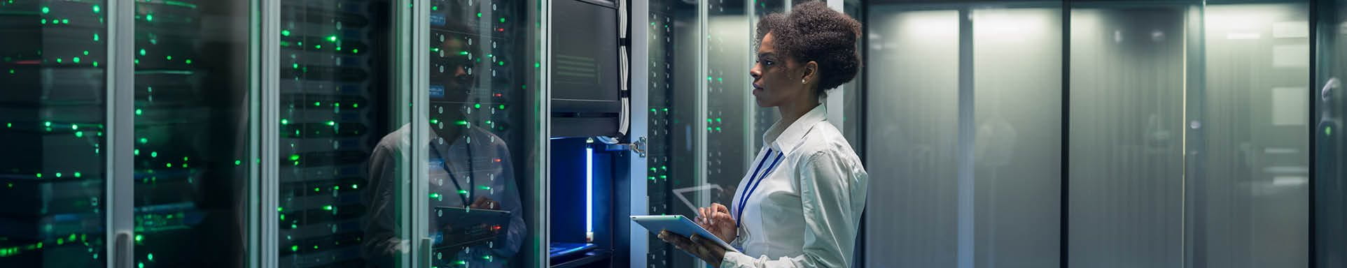 Frau in formeller Kleidung mit iPad im Serverraum