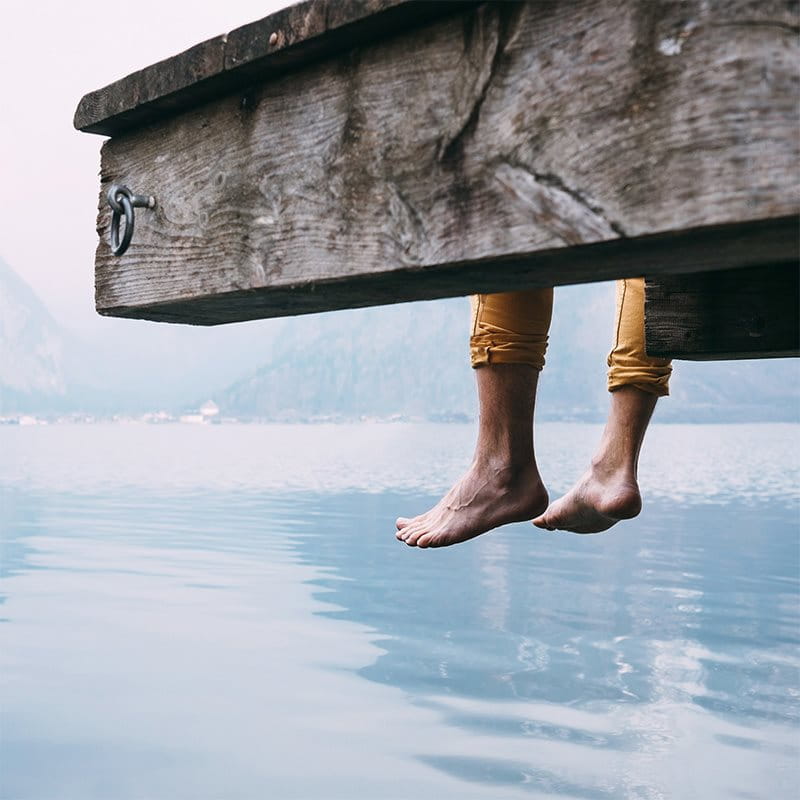 Füsse die vom Steg baumeln