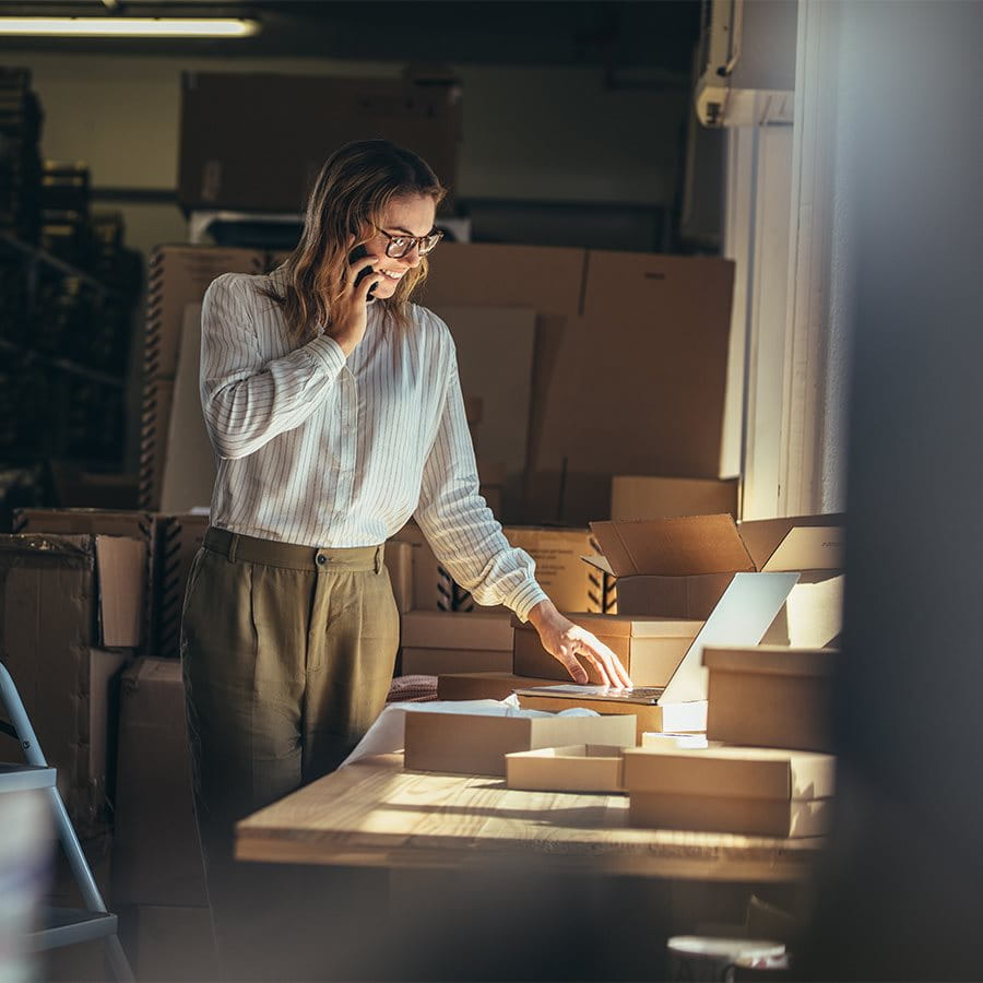 femme devant l'ordinateur