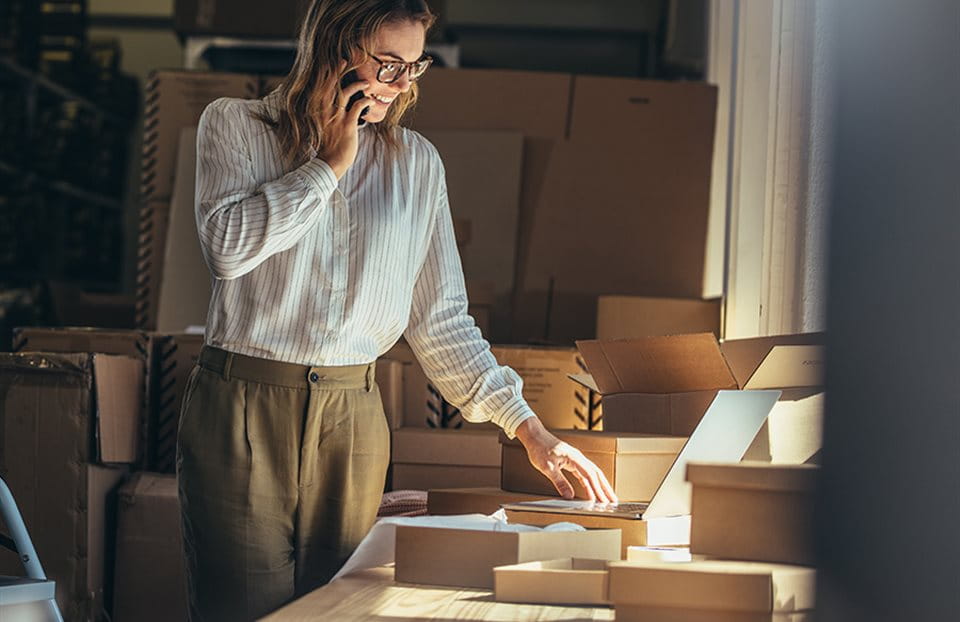 femme devant l'ordinateur femme devant l'ordinateur