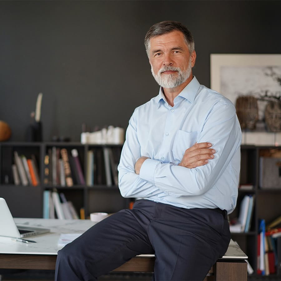 Uomo davanti a un tavolo