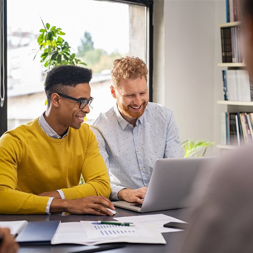 Due uomini lavorano al laptop Due uomini lavorano al laptop