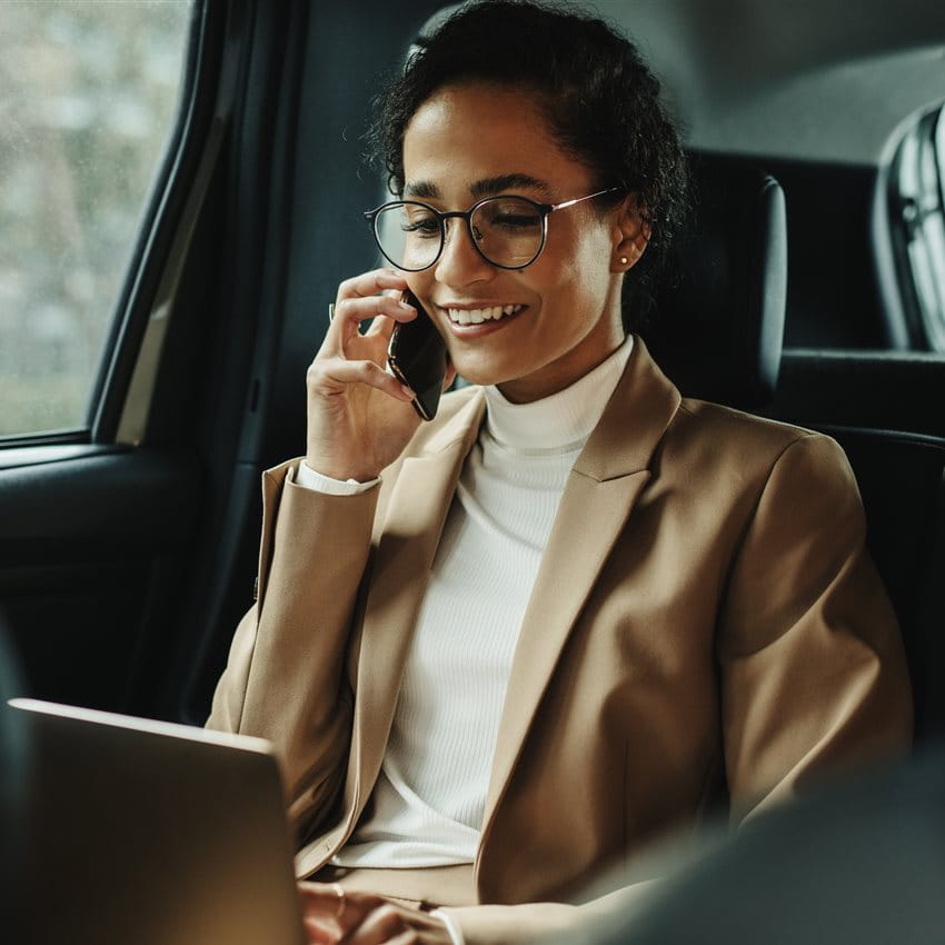 Une femme téléphone dans la voiture Une femme téléphone dans la voiture