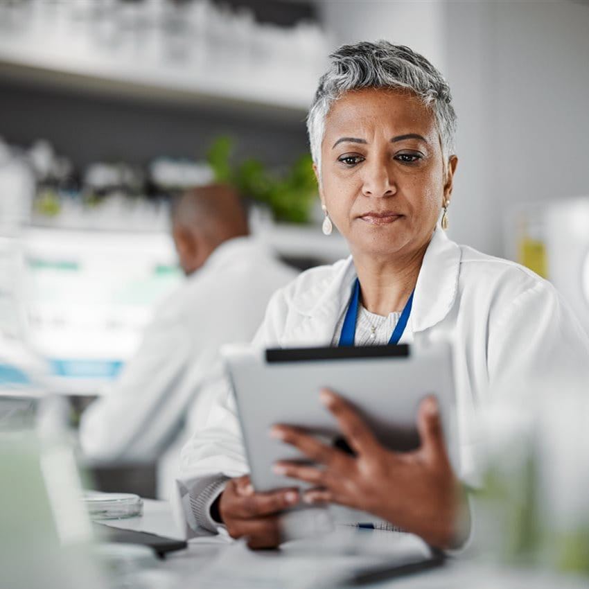 Frau arbeitet am Tablet Frau arbeitet am Tablet