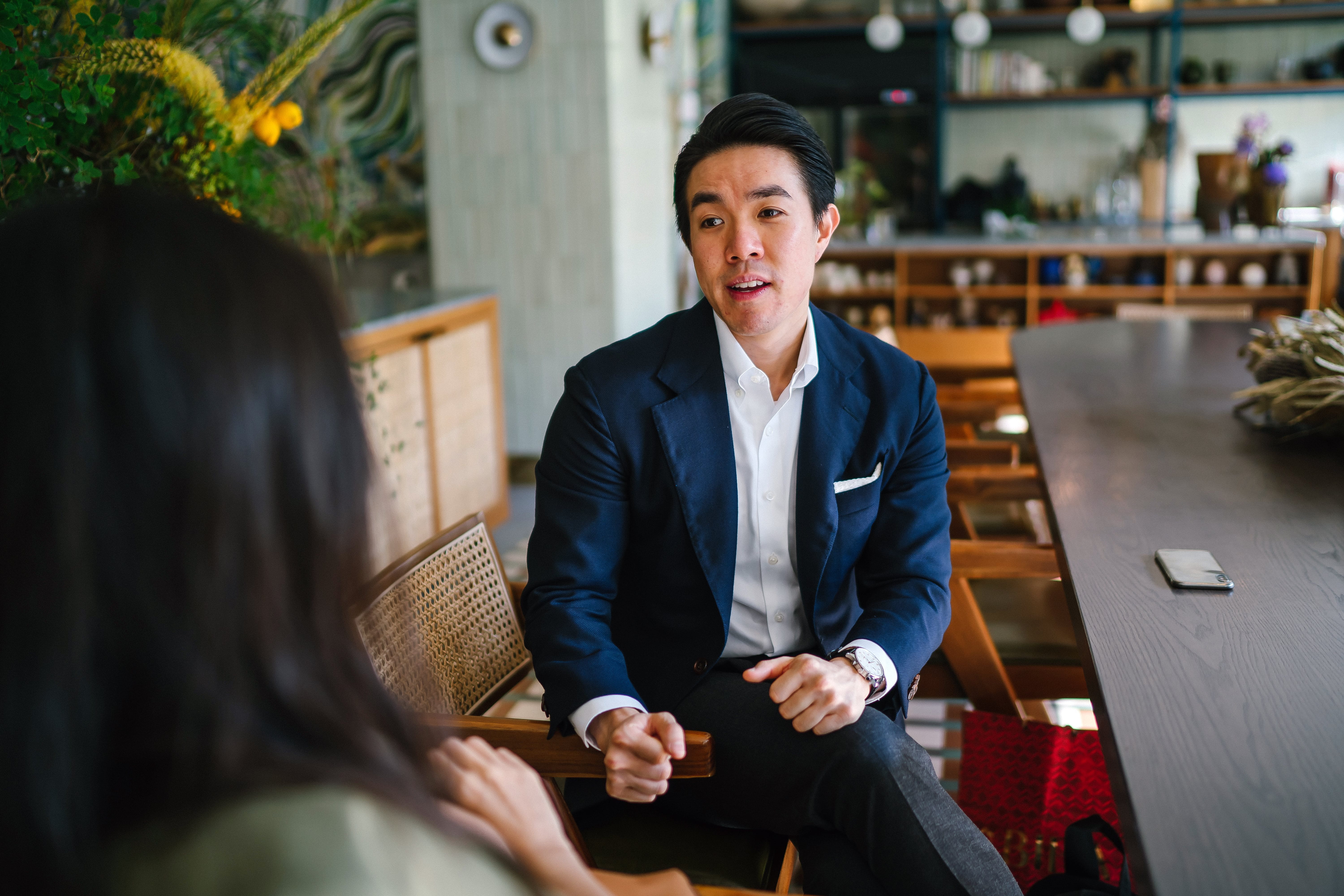 Un homme est assis sur une chaise et discute