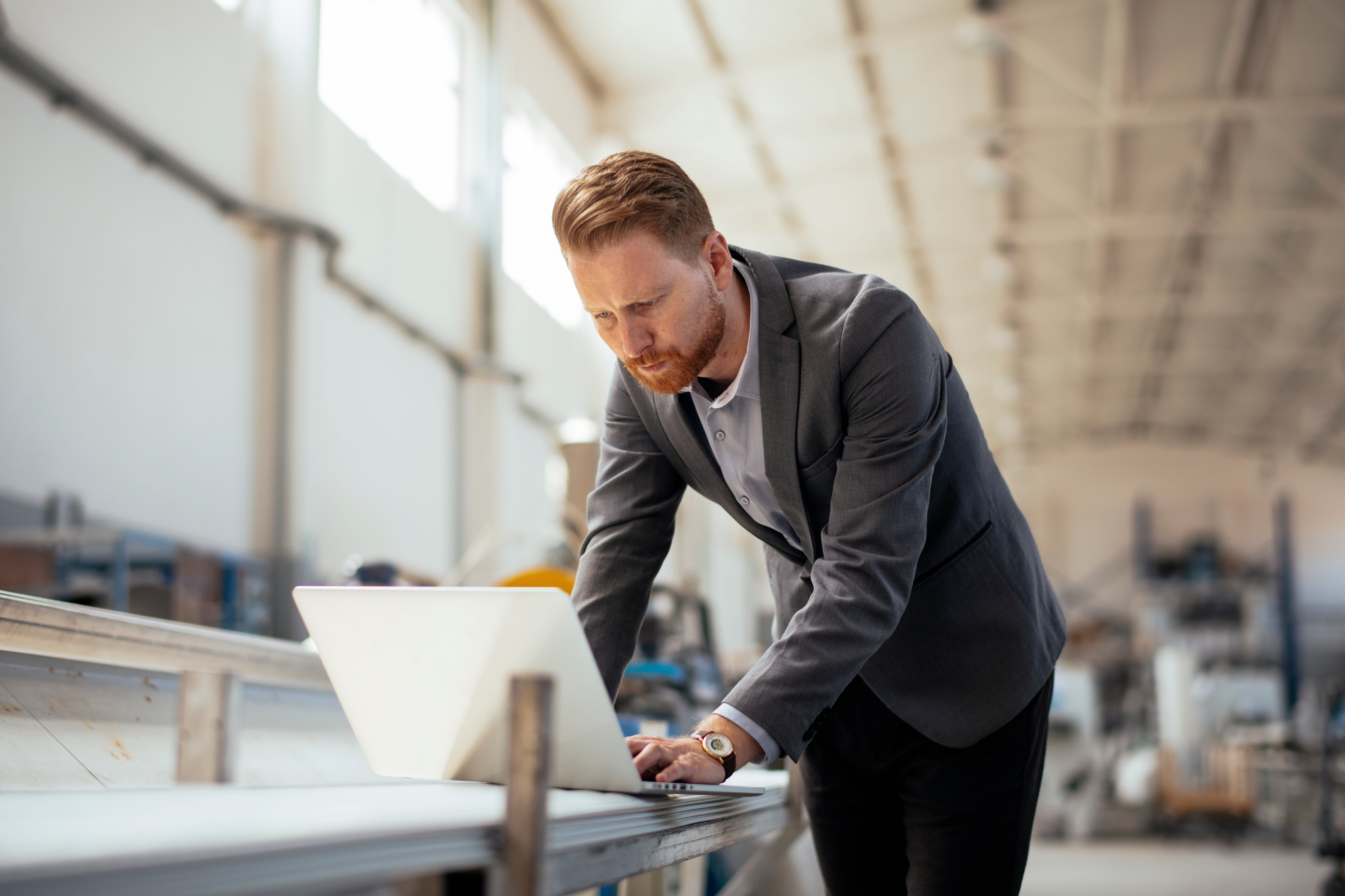 Un uomo lavora al laptop