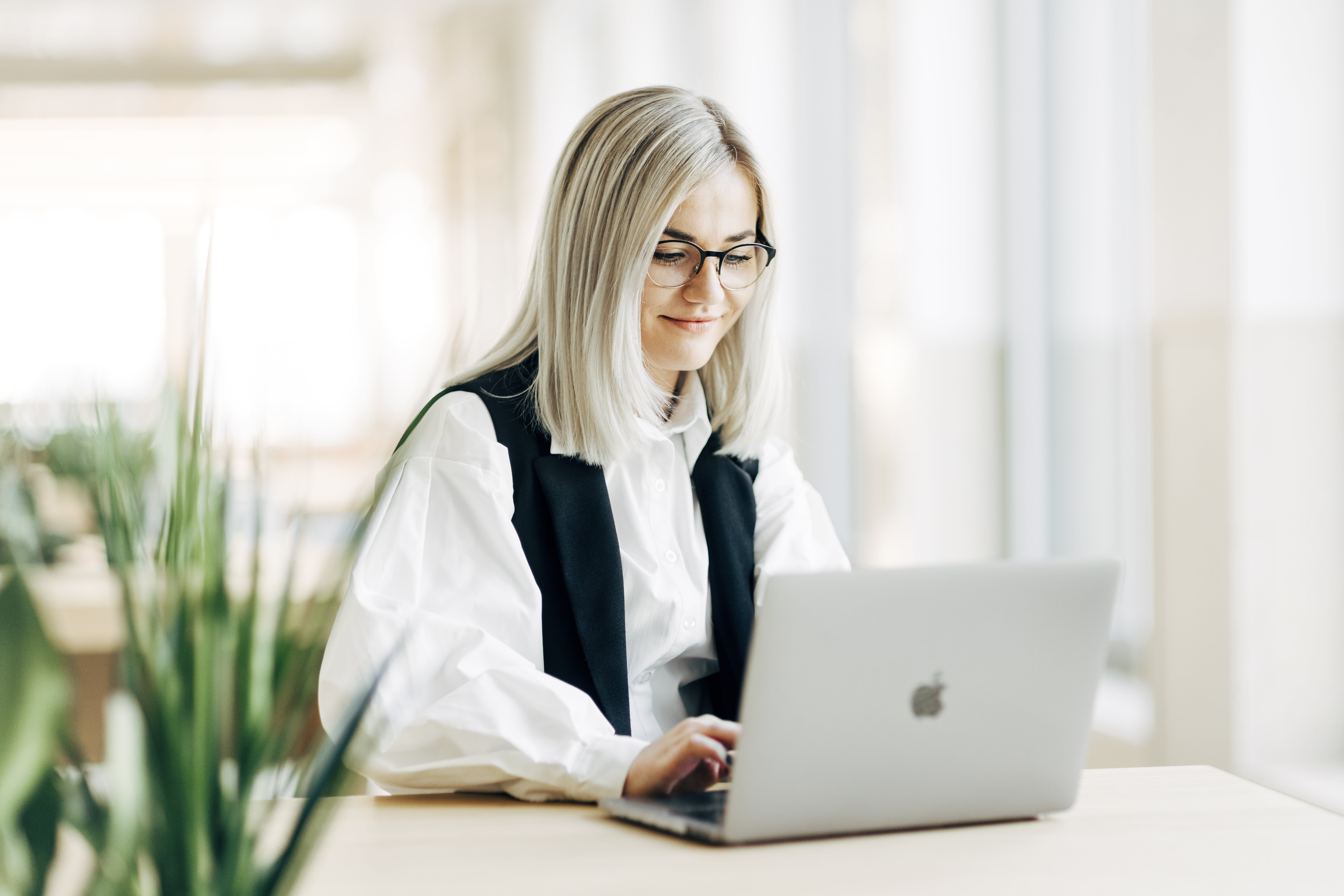 Une femme travaille sur un ordinateur portable