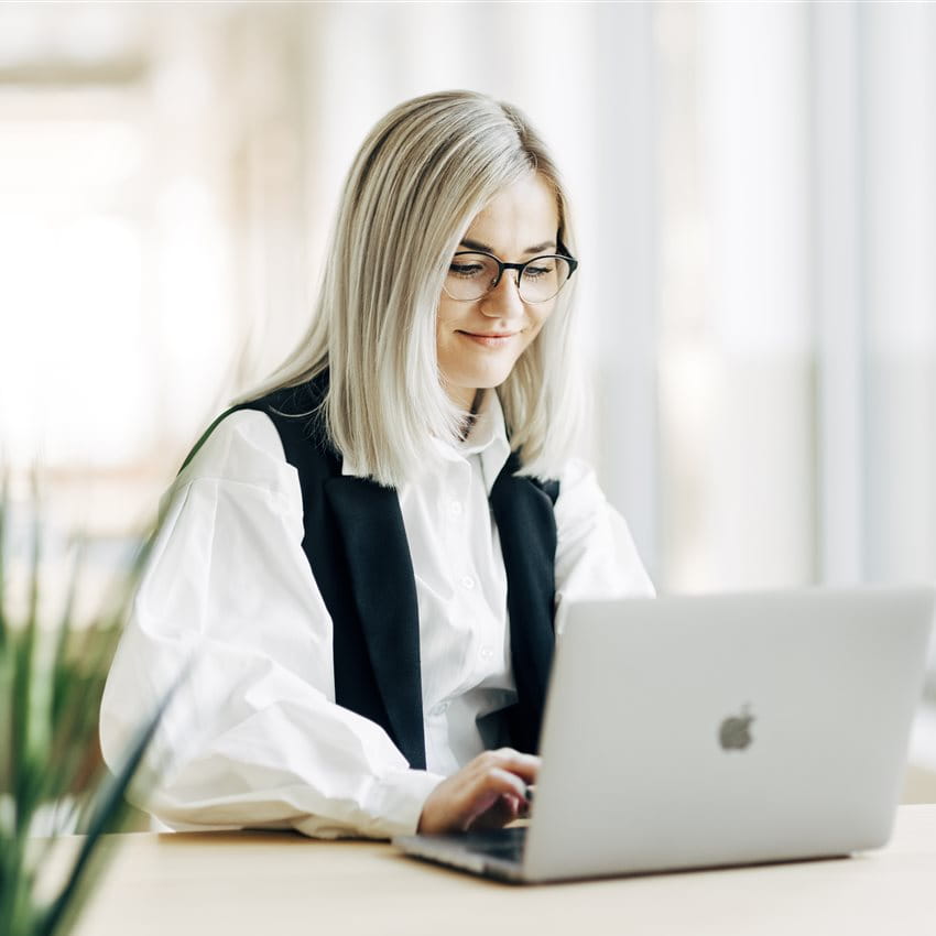 Una donna lavora al laptop Una donna lavora al laptop