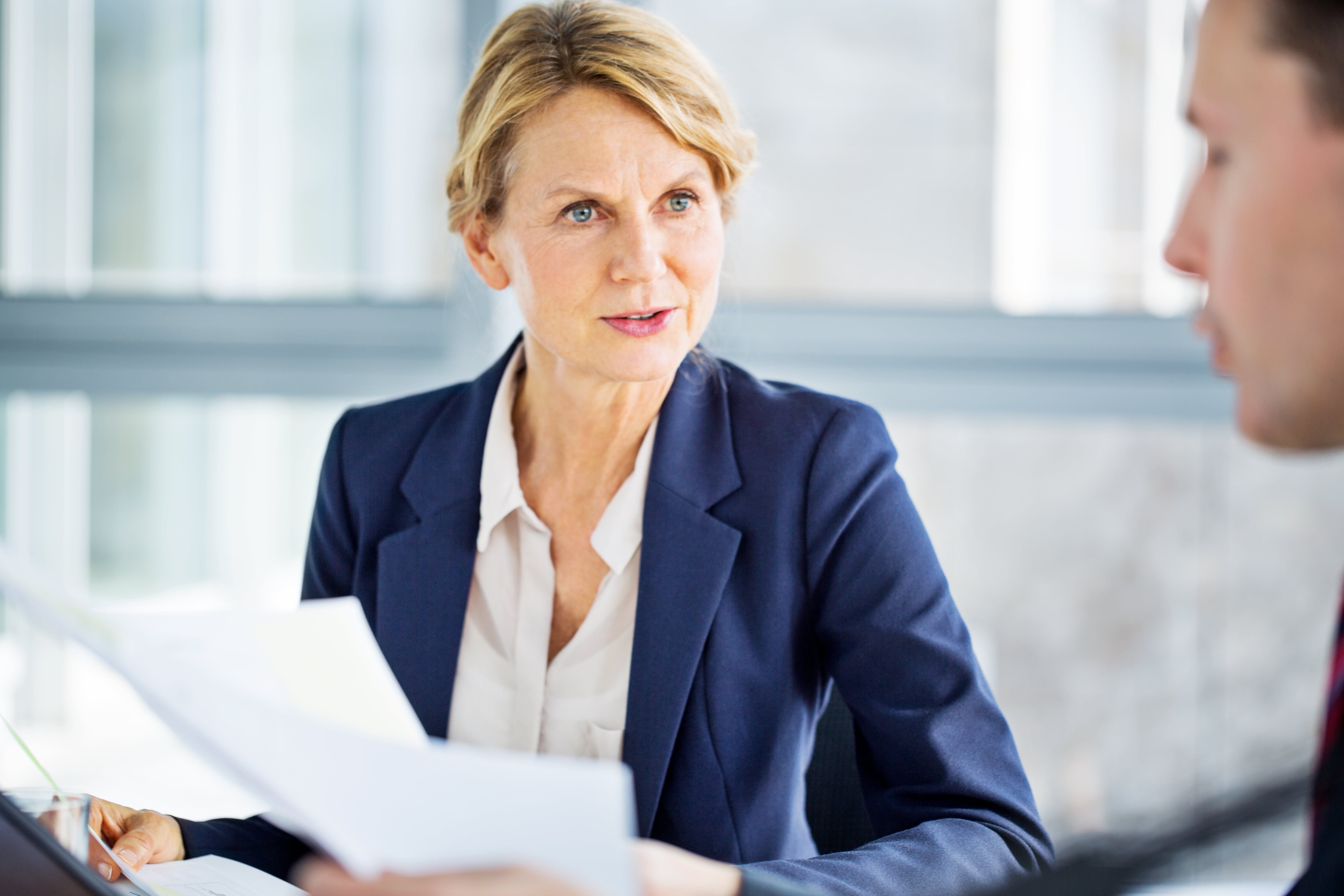 Frau unterhält sich mit einem Mann