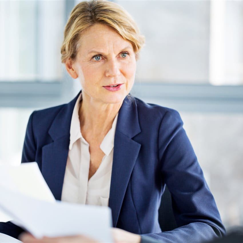Una donna parla con un uomo Una donna parla con un uomo