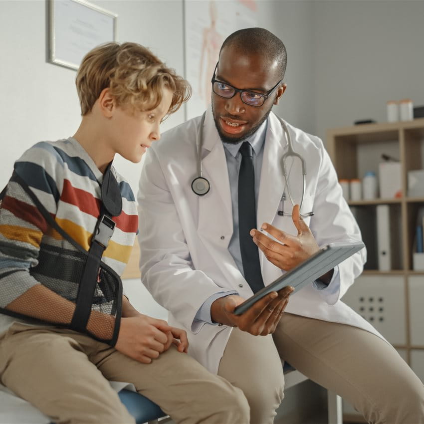 Un garçon discute avec un médecin Un garçon discute avec un médecin