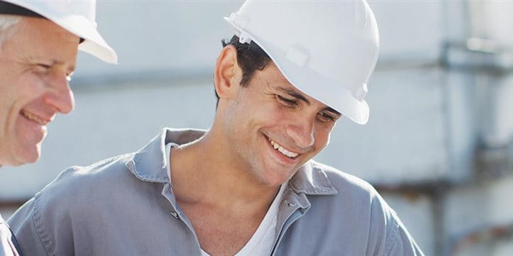 Due uomini con casco di protezione che discutano. Due uomini con casco di protezione che discutano.