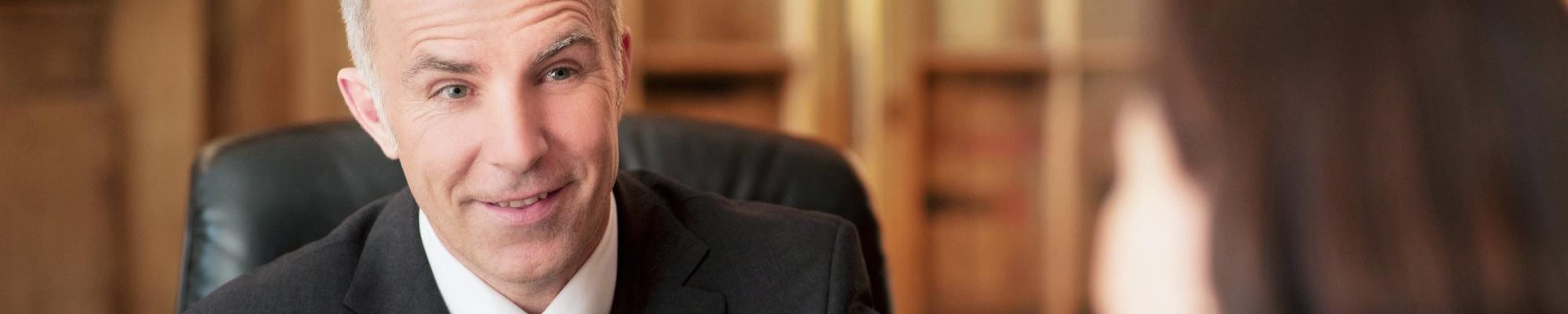 Mann und Frau führen ein Gespräch im Büro.