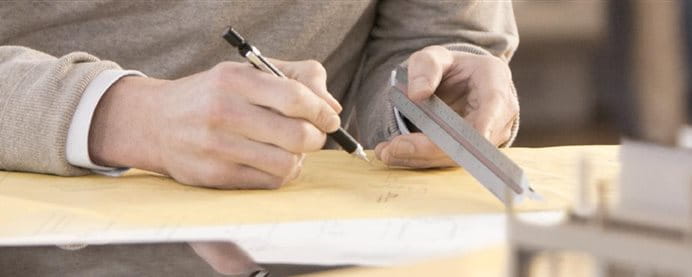 Ein Mann zeichnet Skizze am Arbeitsplatz. Ein Mann zeichnet Skizze am Arbeitsplatz.