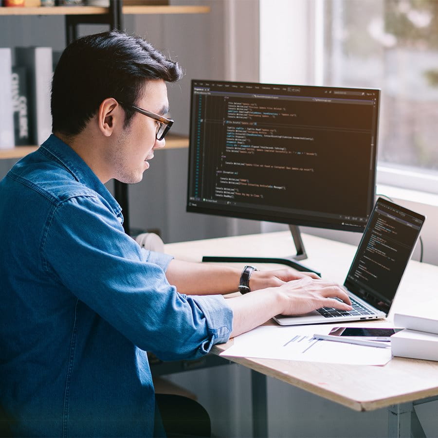 Homme à l'ordinateur