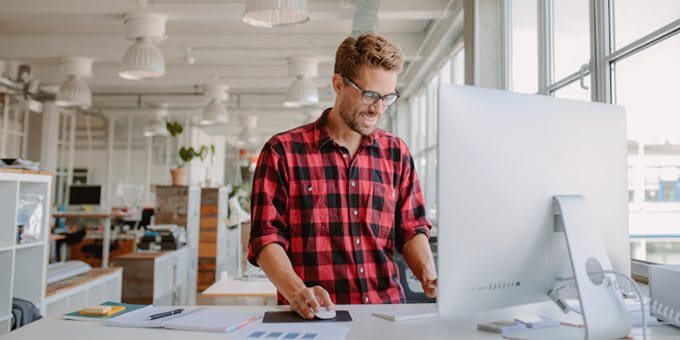 Homme au bureau