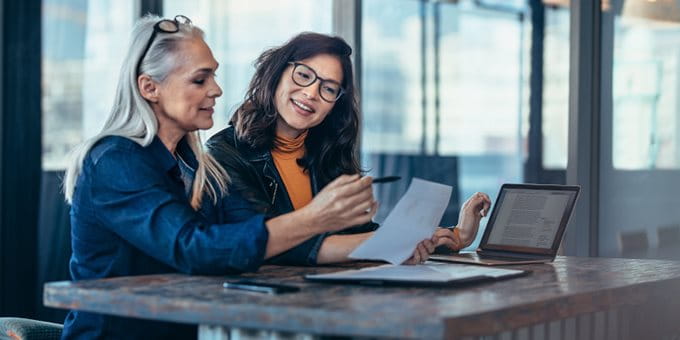 Due donne in una riunione in ufficio Due donne in una riunione in ufficio