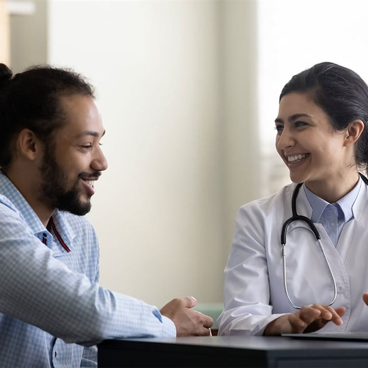 Discussion entre un médecin et un patient. Discussion entre un médecin et un patient.