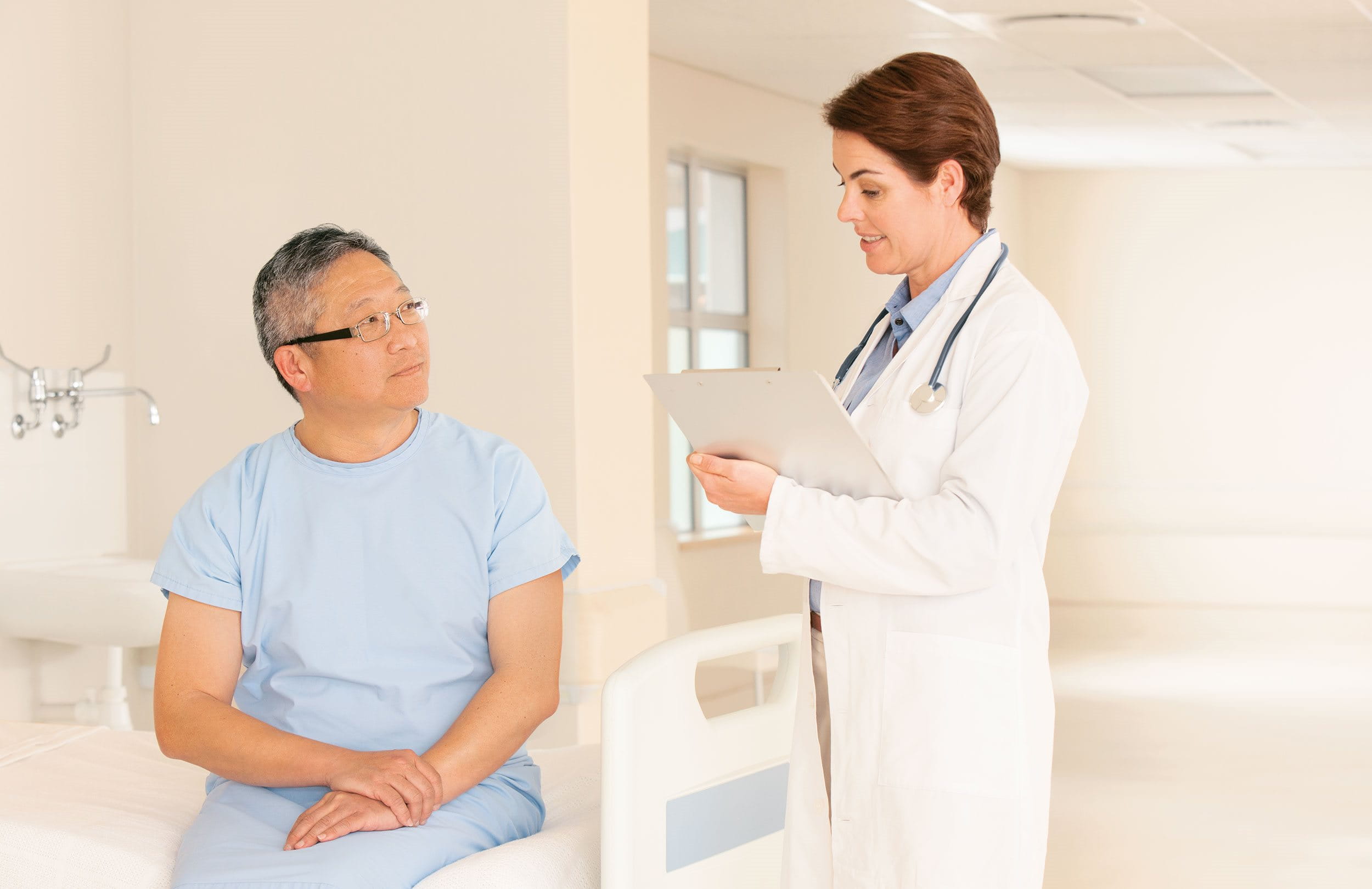 Un uomo discute i risultati di un esame con un medico