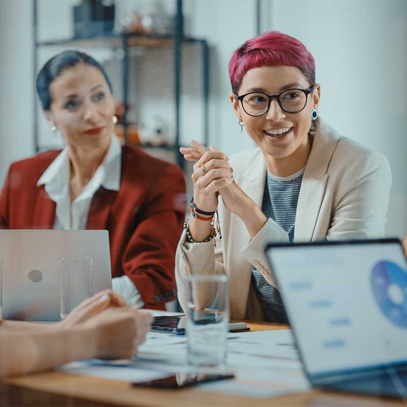 Meeting mit zwei Frauen