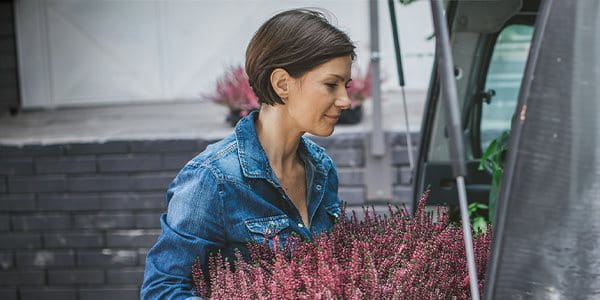 Une femme porte des fleurs