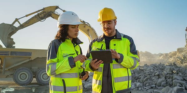 Une femme et un homme discutent sur le chantier