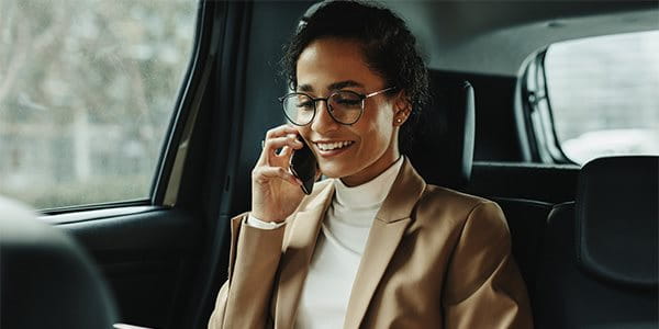 Une femme téléphone dans la voiture