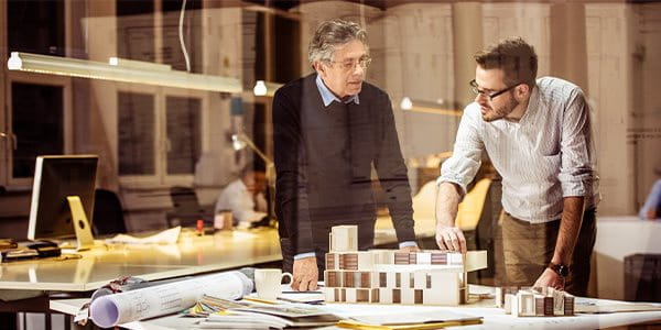 Deux hommes construisent une maison