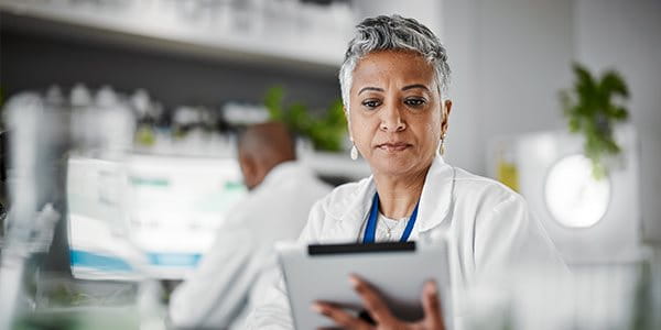 Une femme travaille sur une tablette