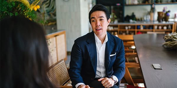 Un homme est assis sur une chaise et discute