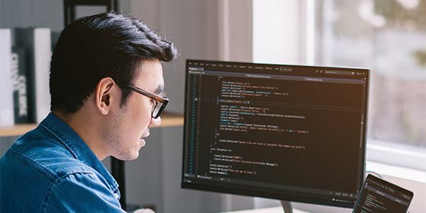 Homme à l'ordinateur