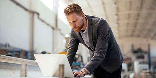 Un homme travaille sur un ordinateur portable
