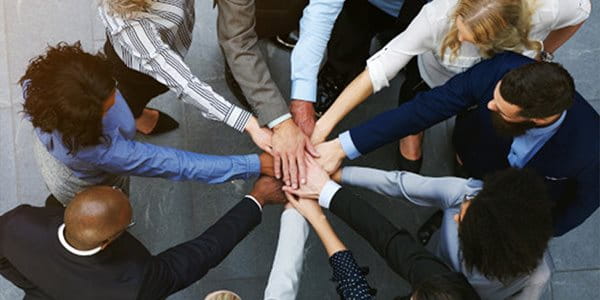 Une équipe se tient en cercle