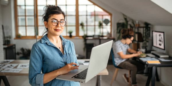 Femme avec un ordinateur portable
