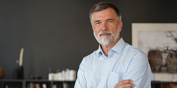 Homme devant une table
