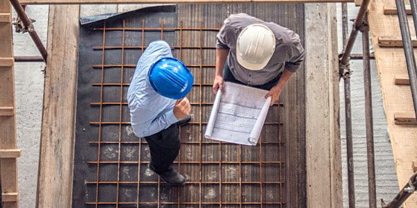 Quatre hommes travaillent sur un chantier