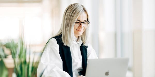 Une femme travaille sur un ordinateur portable