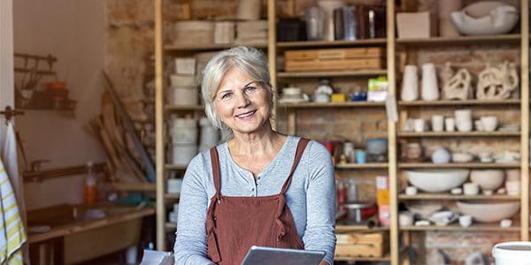 Femme âgée dans un magasin