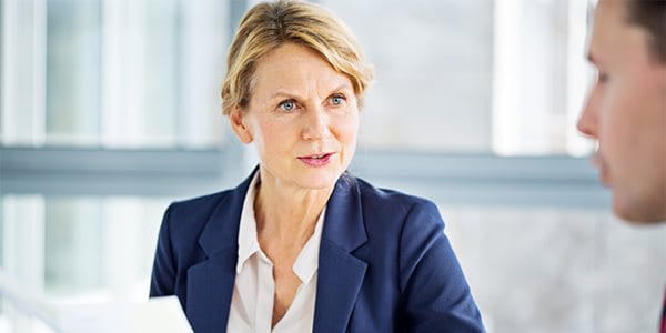 Une femme discute avec un homme