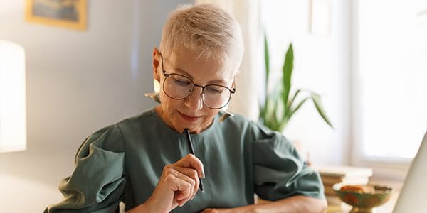  Une femme est assise à un bureau et travaille