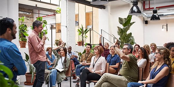 Un homme parle devant un groupe