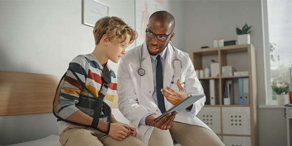 Un garçon discute avec un médecin