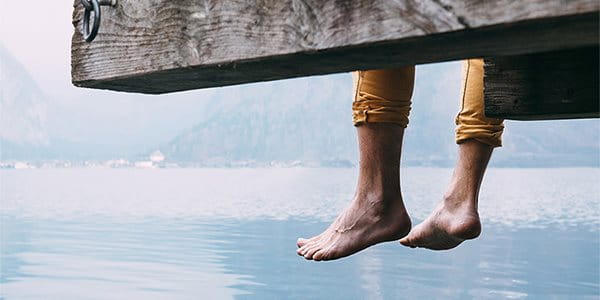 Pieds qui pendent du ponton